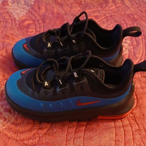Nike Black and Blue Sneakers Sporty Design - Picture 3 of 7